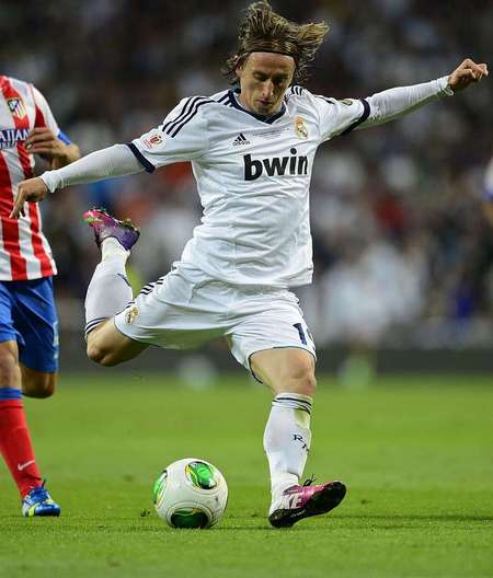 成都蓉城新掌门人徐正源续约并推动三名球员签约，球队迅速崛起，有望争冠。