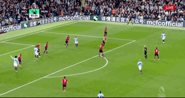 庆祝建队126周年！巴萨官方社媒晒诺坎普球场海报